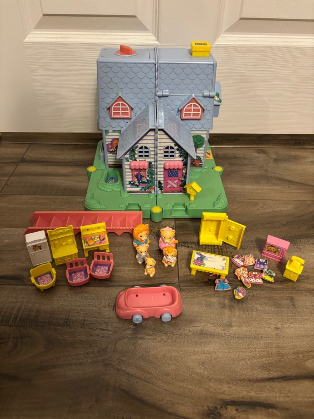 Vintage 1994 TAKARA Furry Families Lion Enchanted Playhouse Near Complete